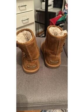 Kookaburra by UGG boots toddler size 8